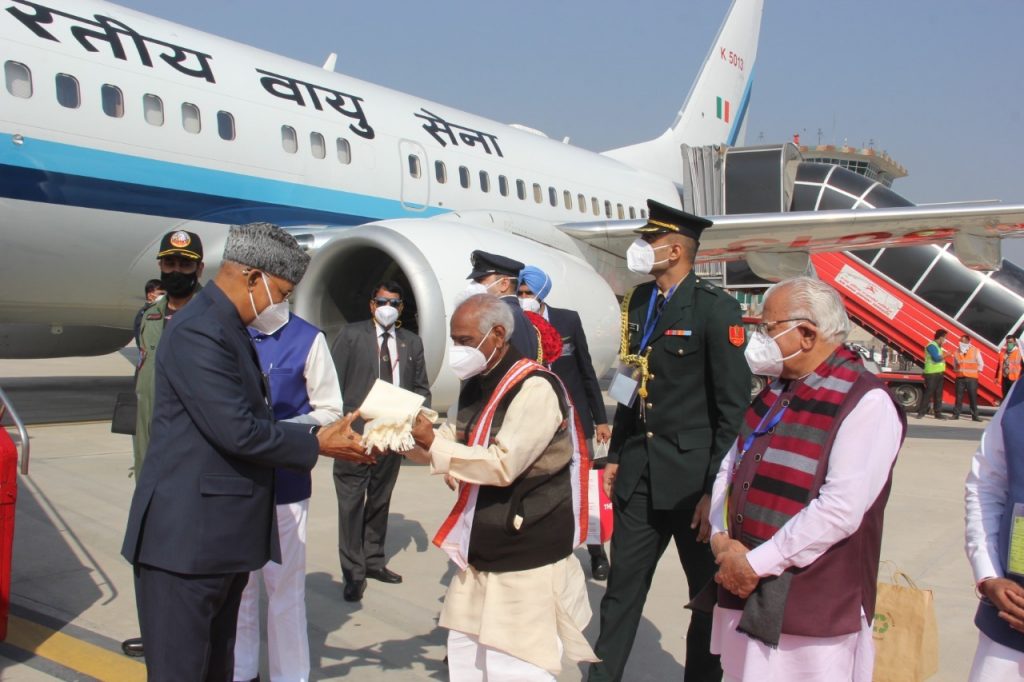 राज्यपाल श्री बंडारू दत्तात्रेय टैक्नीकल ऐयरपोर्ट चण्डीगढ़ में भारत के राष्ट्रपति श्री रामनाथ कोविंद का स्वागत करते हुए। उन्होंने राष्ट्रपति श्री कोविंद को शाॅल भेंट की
