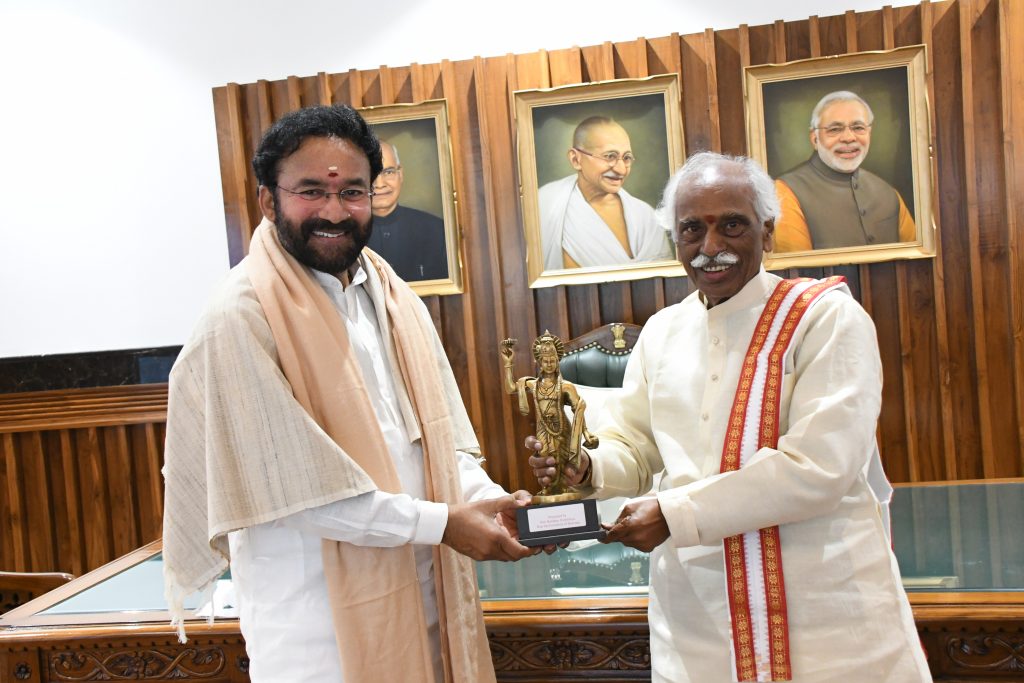 राज्यपाल श्री बंडारू दत्तात्रेय केन्द्रीय पर्यटन संस्कृति विकास मंत्री श्री जी. किशन रेड्डी को भगवान श्रीकृष्ण की मूर्ति व शाॅल और भेंट कर सम्मानित करते हुए