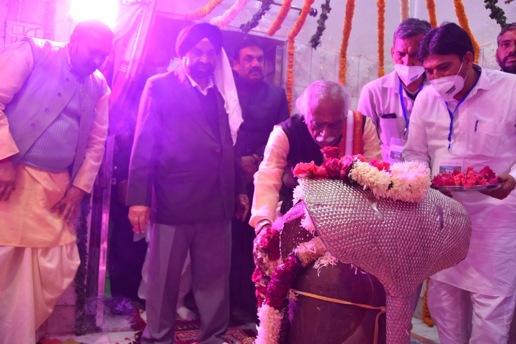 राज्यपाल श्री बंडारू दत्तात्रेय नल्हेश्वर मंदिर में शिव की अराधना करते हुए