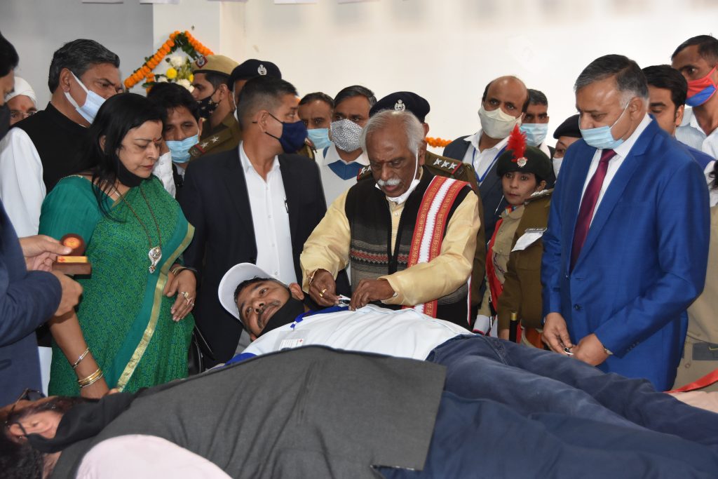 राज्यपाल श्री बंडारु दत्तात्रेय रक्तदान शिविर में रक्तदाताओं को बैज लगाकर सम्मानित करते हुए