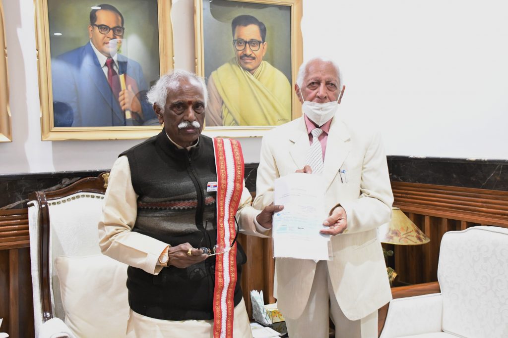 Martyr Captain Rohit Kaushal’s father Shri SS Kaushal presenting a cheque of Rs 51,000 for the Rajya Sainik Board, Panchkula to Haryana Governor Shri Bandaru Dattatraya on the occasion of Armed Forces Flag Day