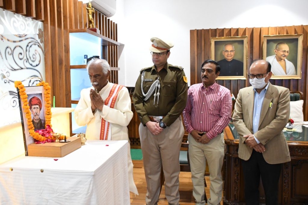 राज्यपाल श्री बंडारू दत्तात्रेय राजभवन में आयोजित कार्यक्रम  में महात्मा ज्योतिबा फुलेे को श्रद्धांजलि देते हुए 