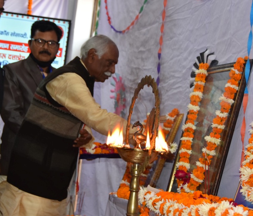 राज्यपाल श्री बंडारू दत्तात्रेय सोमवार को शहीद लेफ्टिनेंट किरण शेखावत राजकीय महिला महाविद्यालय सालाहेड़ी में बाबा साहेब डॉ. भीमराव अम्बेडकर के महापरिनिर्वाण दिवस पर उनके चित्र पर पुष्प अर्पित कर नमन करते हुए