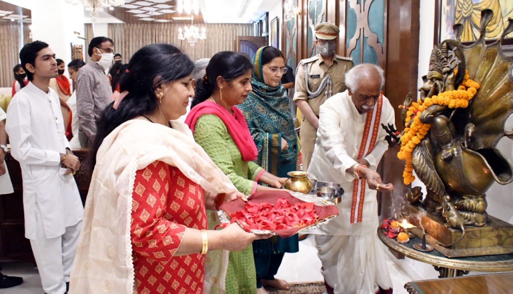 राज्यपाल श्री बंडारू दत्तात्रेय रक्षा बन्धन के पर्व पर गणेश जी की पूजा करते हुए