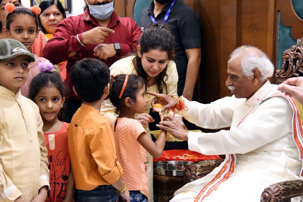 राज्यपाल श्री बंडारू दत्तात्रेय शी फाऊंडेशन के मूक बधिर बच्चों को टीका लगाकर आशीर्वाद देते हुए। इन बच्चों ने राज्यपाल श्री बंडारू दत्तात्रेय को राखी बांधकर मिठाई खिलाई