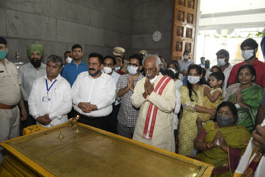 राज्यपाल माननीय श्री बंडारू दत्तात्रेय ने कुरुक्षेत्र के तिरुपति बाला जी मन्दिर में पूजा अर्चना करते हुए।उनके साथ लेडी गवर्नर श्रीमती वसंता भी हैं