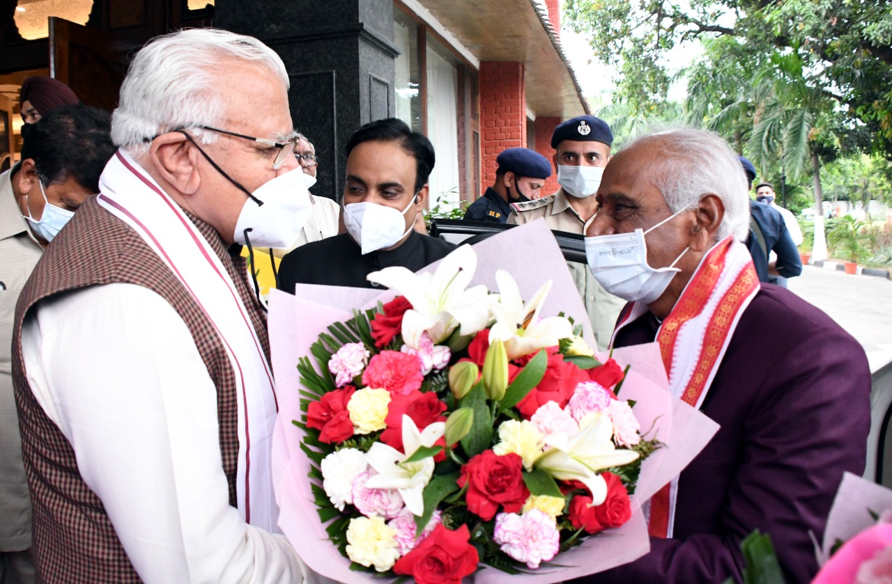 हरियाणा राजभवन में हरियाणा के मुख्यमंत्री श्री मनोहर लाल हरियाणा के नव-नियुक्त राज्यपाल श्री बंडारू दत्तात्रेय का स्वागत करते हुए