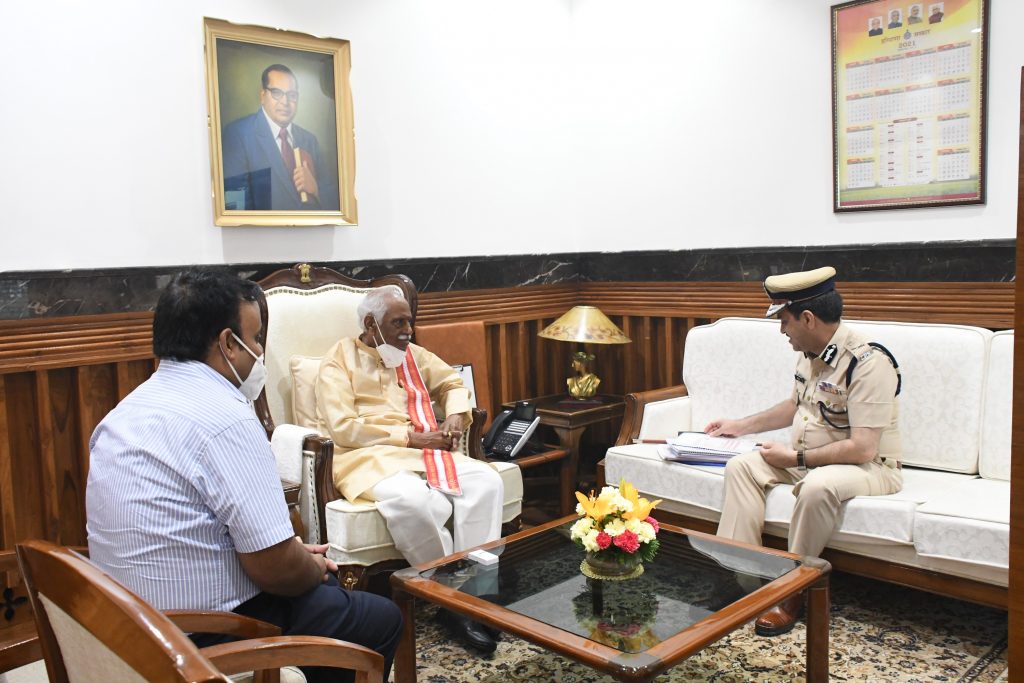 Governor, Sh. Bandaru Dattatreya interacting with Sh. Mohammad Akil, Director General, Crime, Law and Governance (Branch) of Police Department