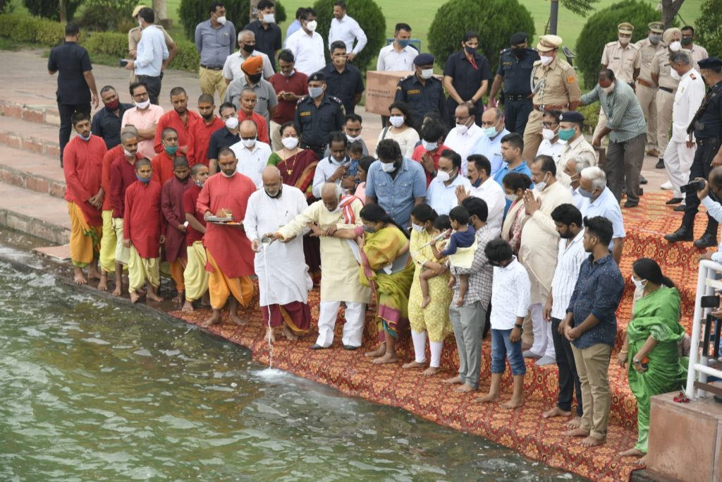 राज्यपाल माननीय श्री बंडारू दत्तात्रेय ने कुरुक्षेत्र के पवित्र ब्रहमसरोवर की पूजा कर अर्क दिया। उनके साथ लेडी गवर्नर श्रीमती वसंता , सुपुत्री श्रीमती विजया लक्ष्मी, दामाद डॉ बी जिगनेश रेड्डी व  परिवार के सदस्यगण रहे