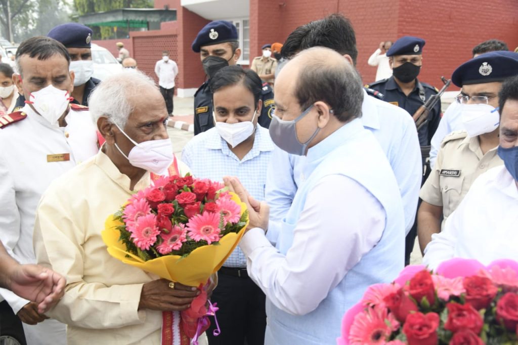 राज्यपाल माननीय श्री बंडारू दत्तात्रेय के कुरुक्षेत्र पहुँचने पर कुरुक्षेत्र विश्वविद्यालय के कुलपति प्रो सोमनाथ सचदेवा विश्वविद्यालय  परिसर में स्वागत करते हुए