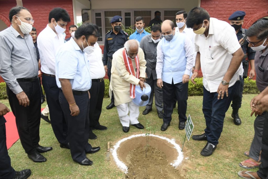 राज्यपाल माननीय श्री बंडारू दत्तात्रेय कुरुक्षेत्र विश्वविद्यालय परिसर में पौधारोपण करते हुए