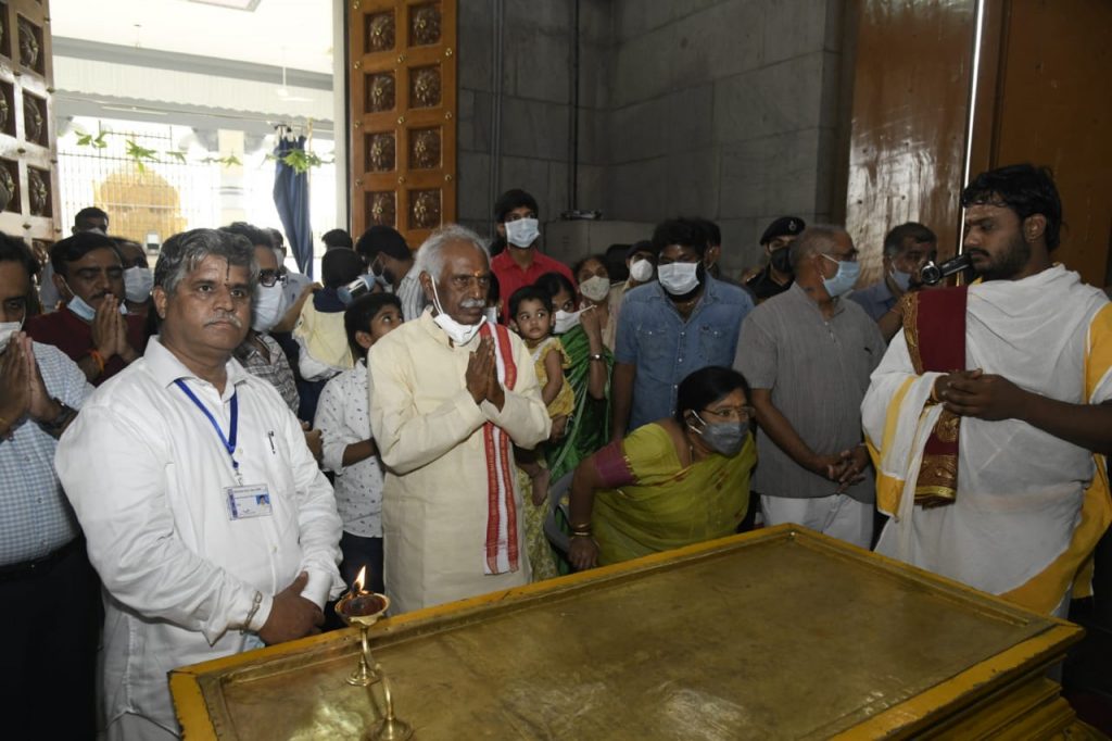 राज्यपाल माननीय श्री बंडारू दत्तात्रेय  गीतास्थली ज्योतिसर में पूजार्चन  करते हुए। उनके साथ लेडी गवर्नर श्रीमती वसंता , सुपुत्री श्रीमती विजया लक्ष्मी, दामाद डॉ बी जिगनेश रेड्डी व  परिवार के सदस्यगण हैं