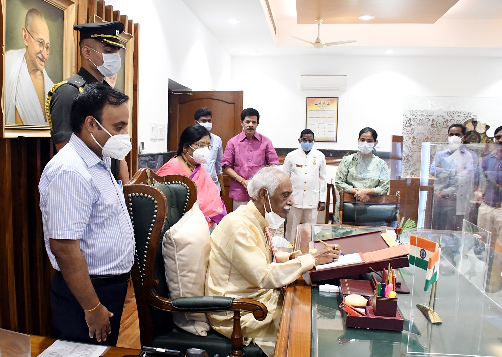 हरियाणा के राज्यपाल श्री बंडारू दत्तात्रेय अपने कार्यालय में कार्य की शुरूआत करते हुए