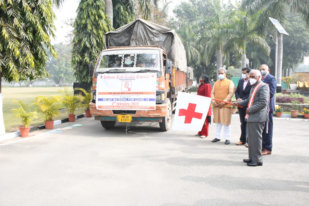 राज्यपाल श्री बंडारू दत्तात्रेय बुधवार को भारतीय रेड क्रॉस सोसायटी के सौजन्य से उपलब्ध करवाए गए 110 ऑक्सीजन कॉन्सेन्ट्रेटर और मास्क व अन्य सामग्री के दो ट्रकों को रेड-क्रॉस की झंडी दिखाकर 22 जिलों में रवाना करते हुए