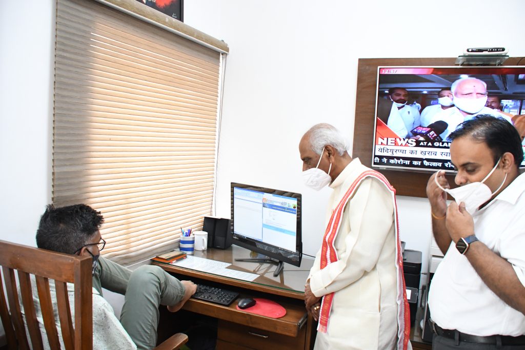Governor Mr Bandaru Dattatreya interacting with Divyang employee Mr Sunil Kumar during his office inspection