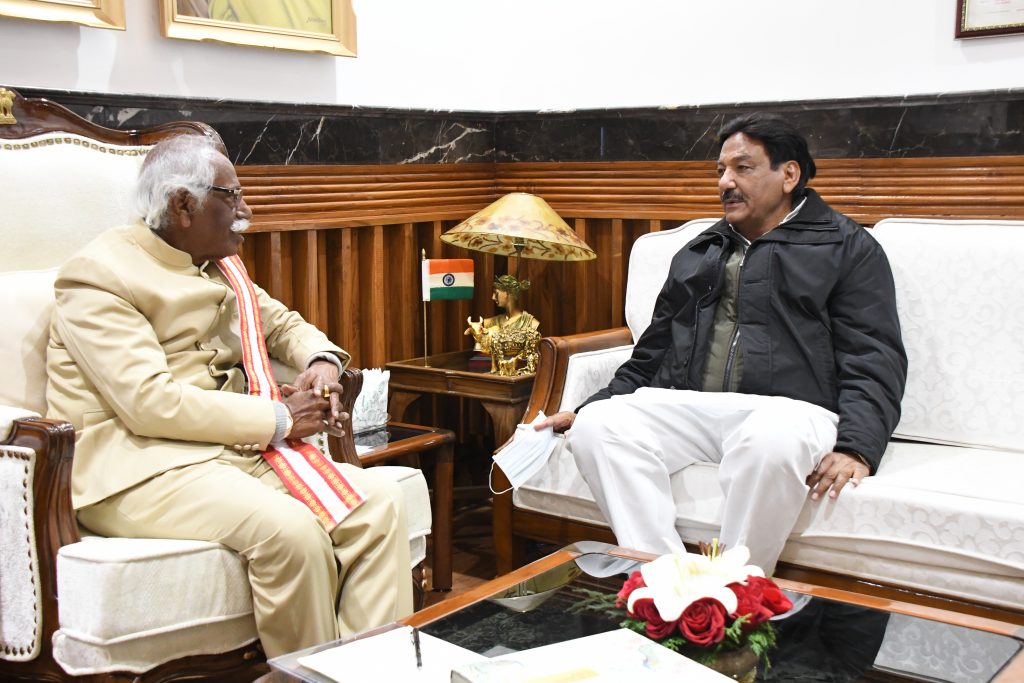 राज्यपाल श्री बंडारू दत्तात्रेय वीरवार को राजभवन में बिजली व जेल मंत्री श्री रणजीत सिंह से बात करते हुए