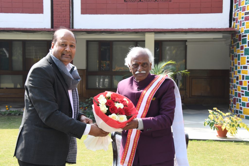राज्यपाल श्री बंडारू दत्तात्रेय से गुरुग्राम विश्वविद्यालय के कुलपति श्री दिनेश कुमार शिष्टाचार भेंट करते हुए