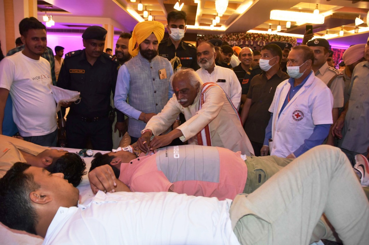 राज्यपाल श्री बंडारू दत्तात्रेय करनाल में शहीदी दिवस पर आयोजित राष्ट्रीय युवा सम्मेलन और मेगा रक्तदान कैम्प में रक्तदाताओं को बैज लगाते हुए