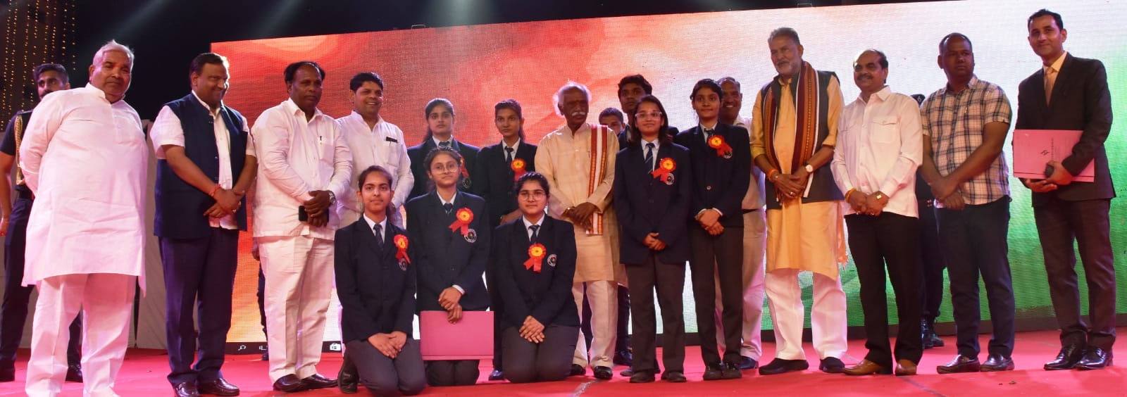 Governor Shri Bandaru Dattatraya felicitating students during ‘Nai Udaan-2022’ programme held at SPS International School, Palwal