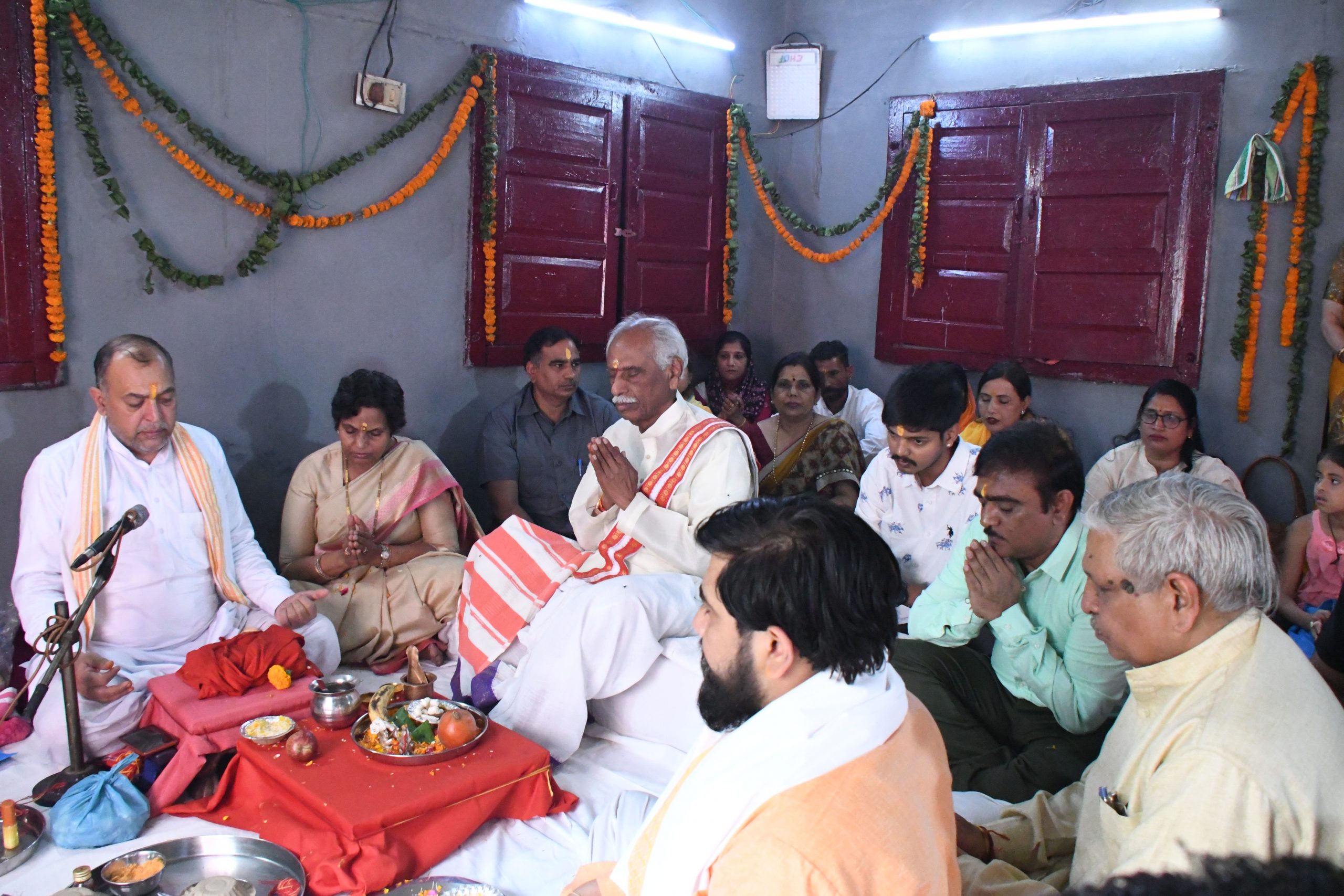 राज्यपाल श्री बंडारू दत्तात्रेय कालका स्थित प्राचीन श्री काली माता मंदिर में पूजा-अर्चना करते हुए