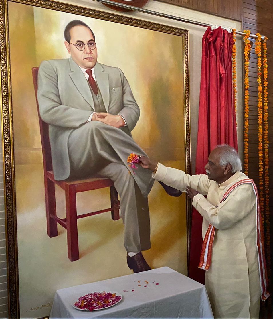 राज्यपाल श्री बंडारू दत्तात्रेय कुरुक्षेत्र के अम्बेडकर भवन में डा. भीमराव अंबेडकर की फोटो पर पुष्पांजलि अर्पित करते हुए