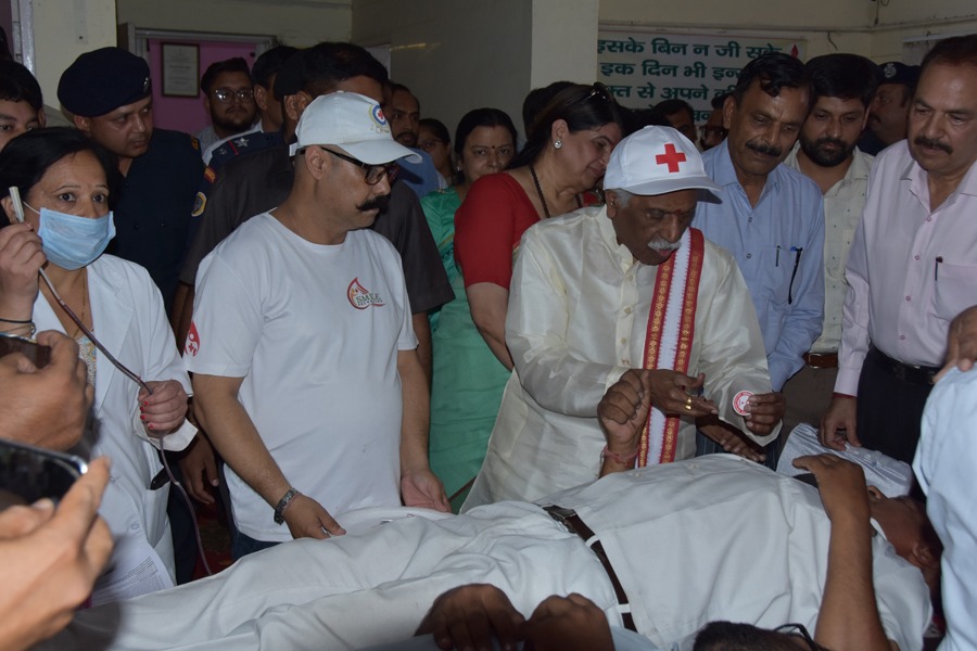 राज्यपाल श्री बंडारु दत्तात्रेय जिला रेडक्रास समिति कार्यालय यमुनानगर में रक्त दान शिविर में रक्त दाताओं का उत्साहवर्धन करते हुए