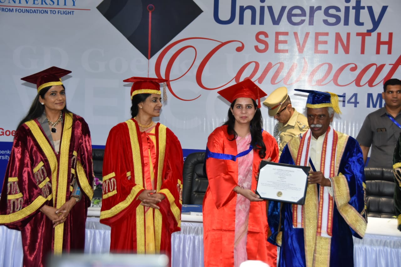 राज्यपाल श्री बंडारू दत्तात्रेय गुरुग्राम के जीडी गोयंका विश्वविद्यालय के 7वे दीक्षांत समारोह में डिग्री प्रदान करते हुए