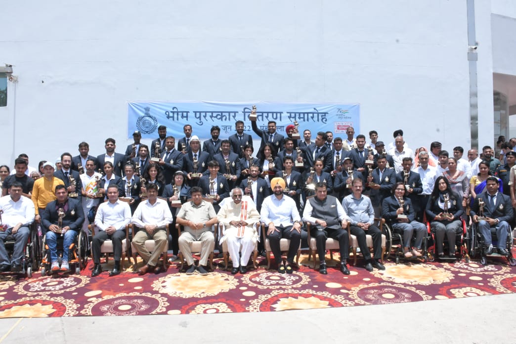 राज्यपाल श्री बंडारू दत्तात्रेय भीम अवार्डी खिलाड़ियों के साथ समूह चित्र में। साथ में है हरियाणा विधानसभा अध्यक्ष श्री ज्ञान चंद गुप्ता, खेल एवं युवा मामले मंत्री श्री संदीप सिंह
