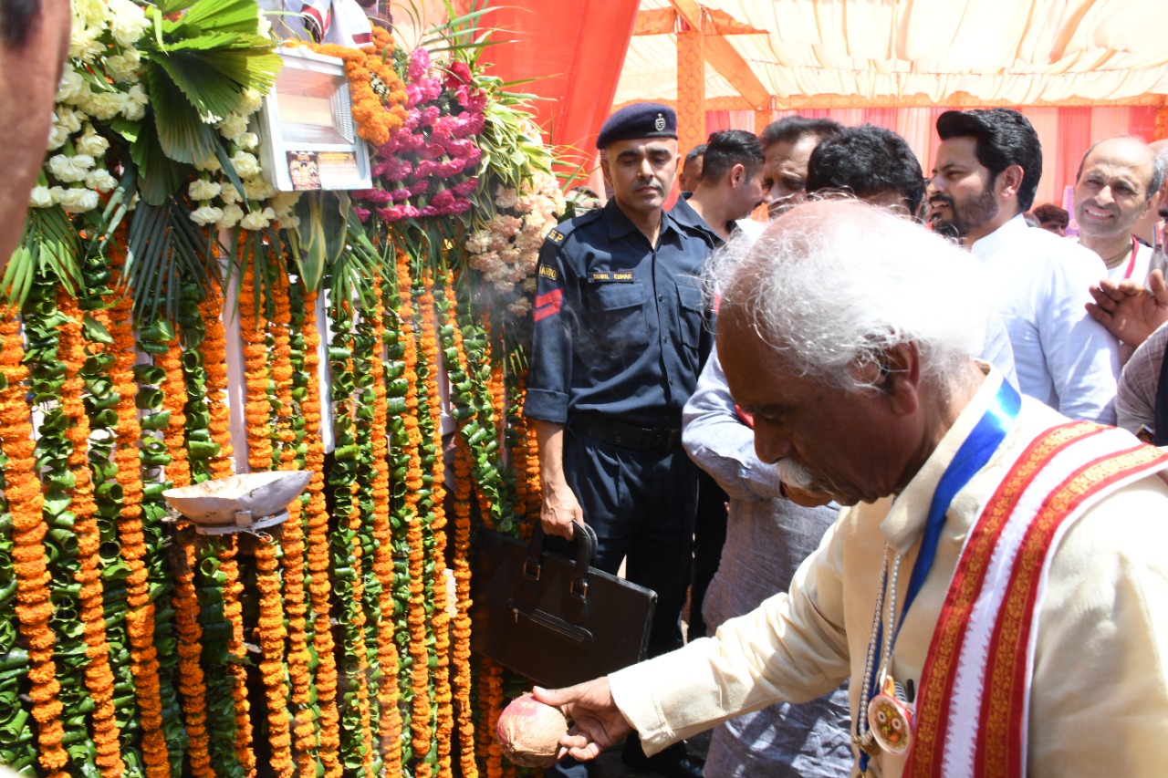 राज्यपाल श्री बंडारू दत्तात्रेय मनीमाजरा में भगवान श्री जगन्नाथ रथ यात्रा का नारियल फोड़ कर शुभारम्भ करते हुए