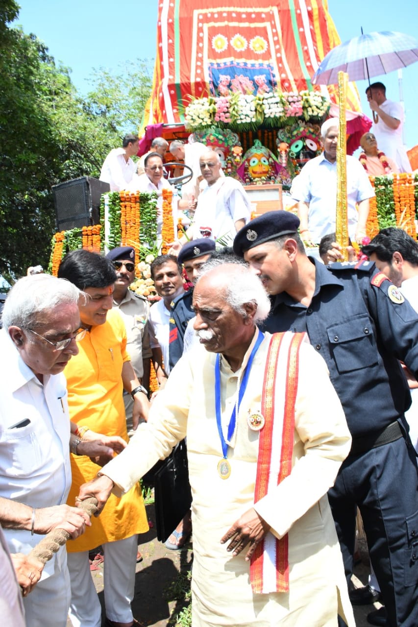 राज्यपाल श्री बंडारू दत्तात्रेय मनीमाजरा में भगवान श्री जगन्नाथ के रथ को खींचते हुए
