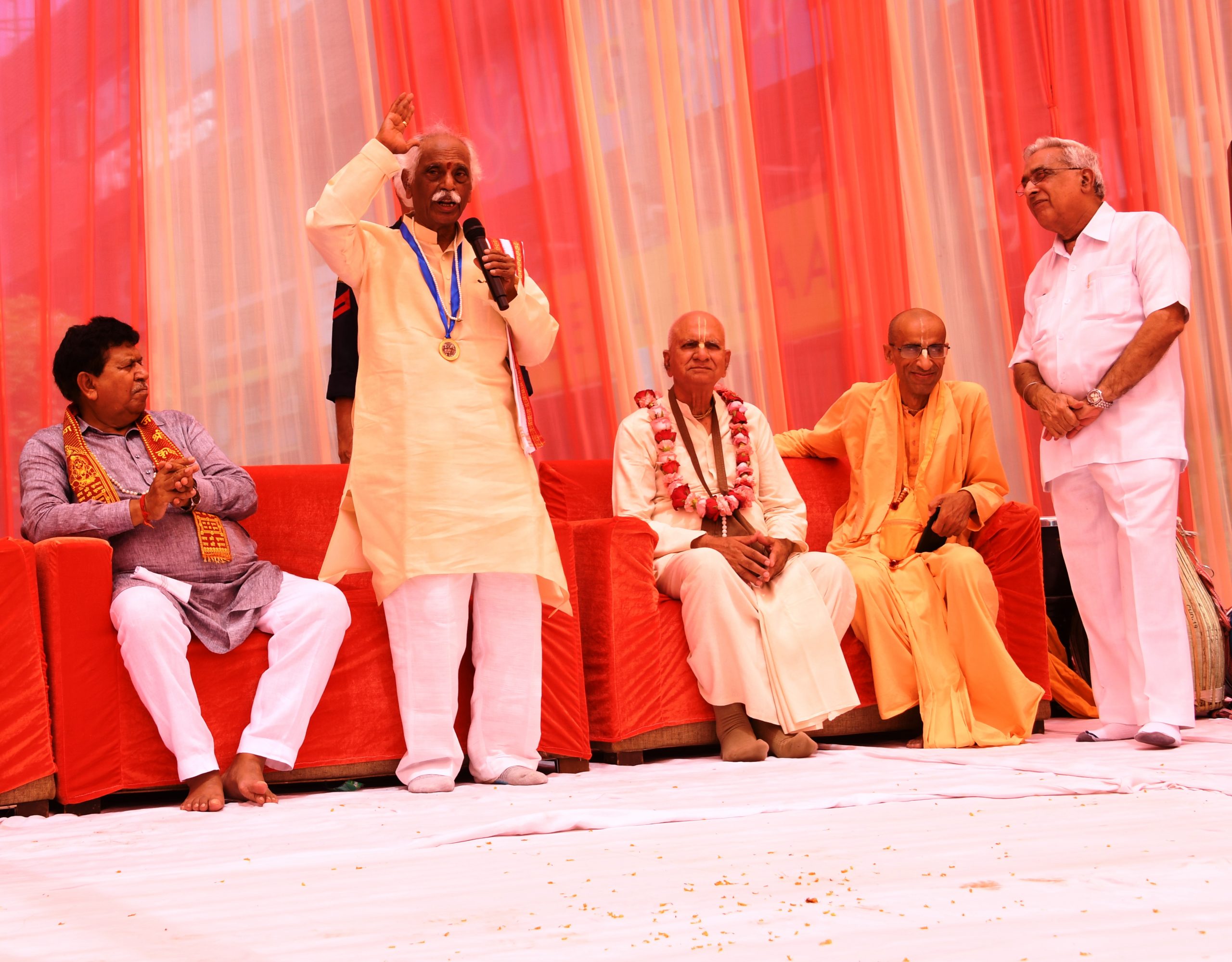 राज्यपाल श्री बंडारू दत्तात्रेय मनीमाजरा में भगवान श्री जगन्नाथ रथ यात्रा के शुभारम्भ अवसर पर श्रद्धालुओं को सम्बोधित करते हुए