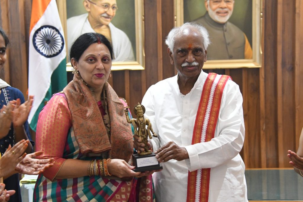 Governor Shri Bandaru Dattatraya felicitated artists of Kuchipudi dance ...