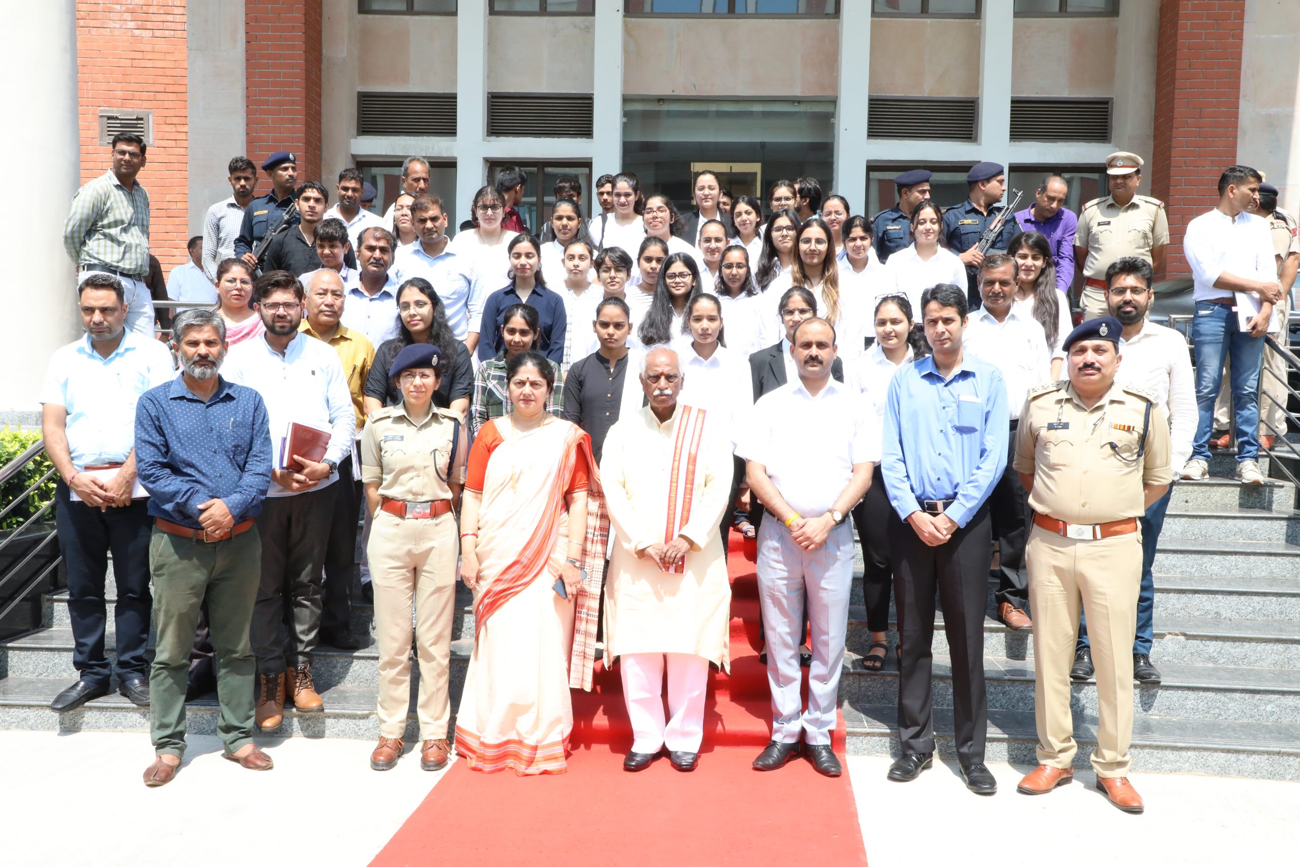 राज्यपाल श्री बंडारू दत्तात्रेय डॉ भीमराव अंबेडकर लॉ यूनिवर्सिटी, सोनीपत के दौरे के दौरान विश्वविद्यालय के स्टाफ एवं अधिकारियों के साथ चित्र समुह में
