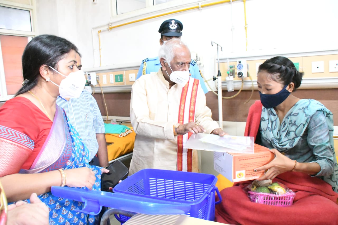राज्यपाल श्री बंडारू दत्तात्रेय पंचकूला के सिविल अस्पताल में रोगियों को फल वितरित करते हुए