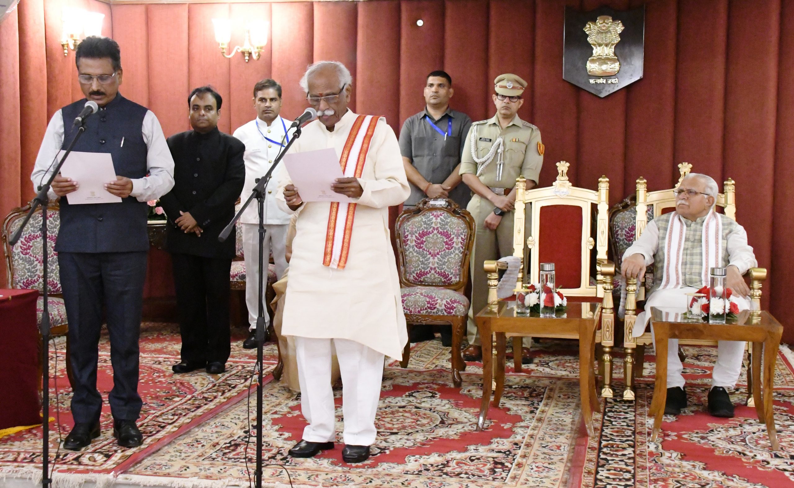 राज्यपाल श्री बंडारू दत्तात्रेय राजभवन चंडीगढ़ में हरियाणा लोक सेवा आयोग के नए सदस्य श्री राजेन्द्र कुमार को पद की निष्ठा एवं गोपनीयता की शपथ दिलाते हुए