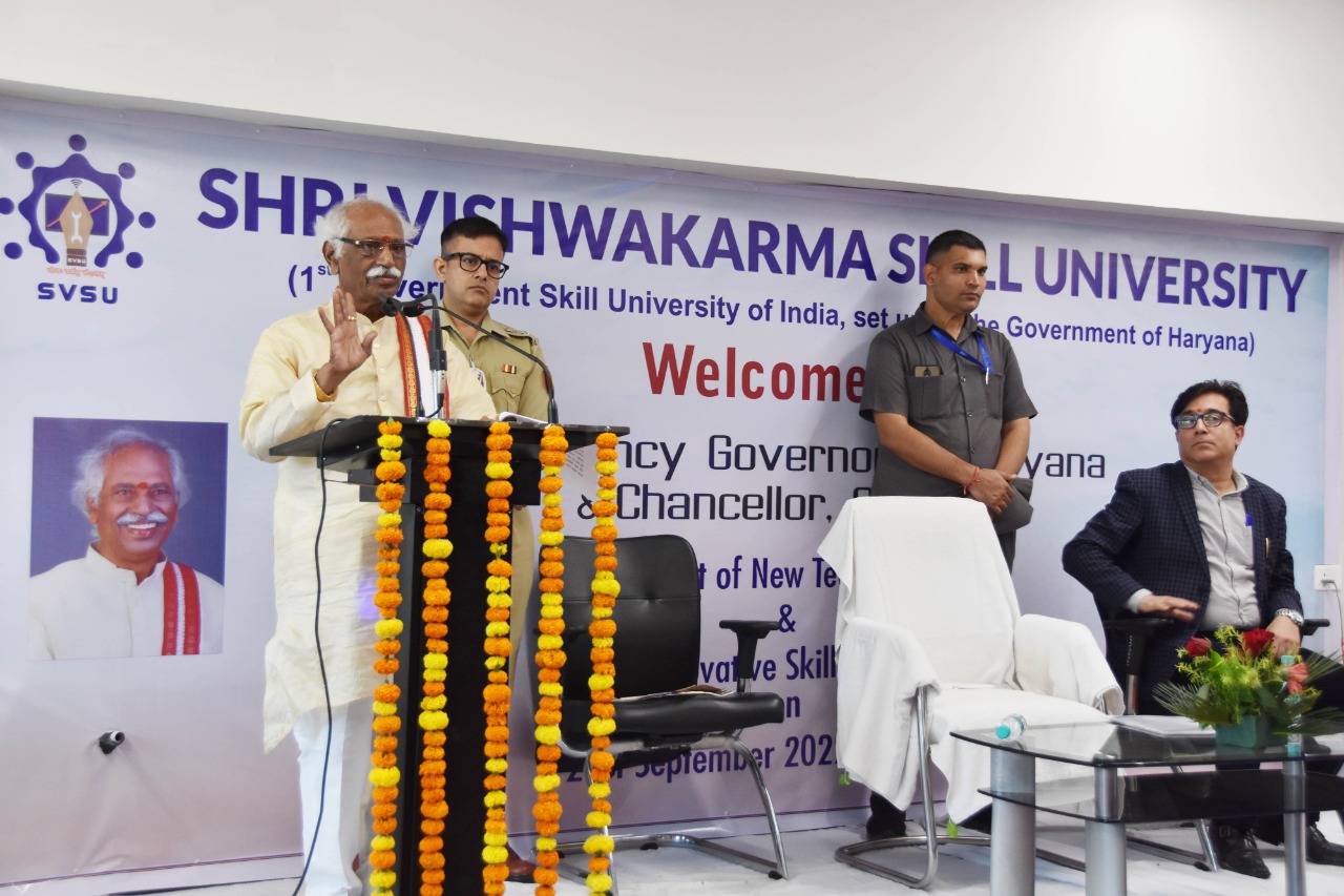 राज्यपाल श्री बंडारू दत्तात्रेय श्री विश्वकर्मा कौशल विश्वविद्यालय में नई तकनीकी प्रयोगशाला व नवाचार कौशल स्कूल मॉडल के शुभांरभ समारोह में संबोधित करते हुए