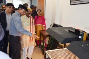 राज्यपाल श्री बंडारू दत्तात्रेय श्री विश्वकर्मा कौशल विश्वविद्यालय का दौरा कर विभिन्न विभागों का निरीक्षण करते हुए