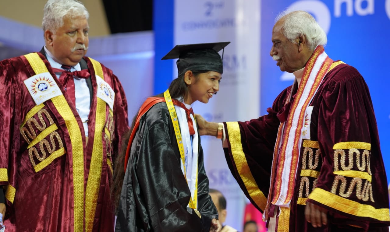 राज्यपाल श्री बंडारू दत्तात्रेय ने एस.आर.एम विश्वविद्यालय सोनीपत के दूसरे दीक्षांत समारोह में छात्रों को डिग्री प्रदान करते हुए