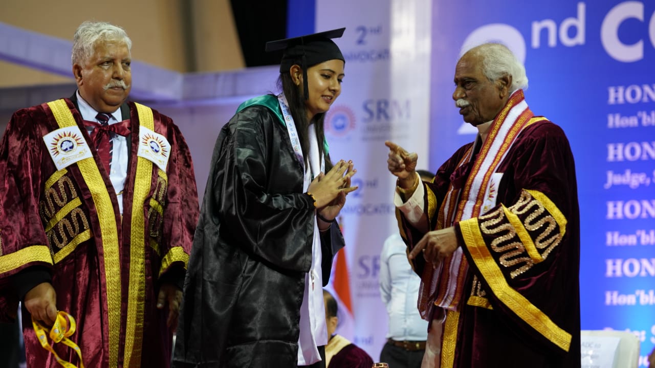 राज्यपाल श्री बंडारू दत्तात्रेय ने एस.आर.एम विश्वविद्यालय सोनीपत के दूसरे दीक्षांत समारोह में छात्रों को डिग्री प्रदान करते हुए