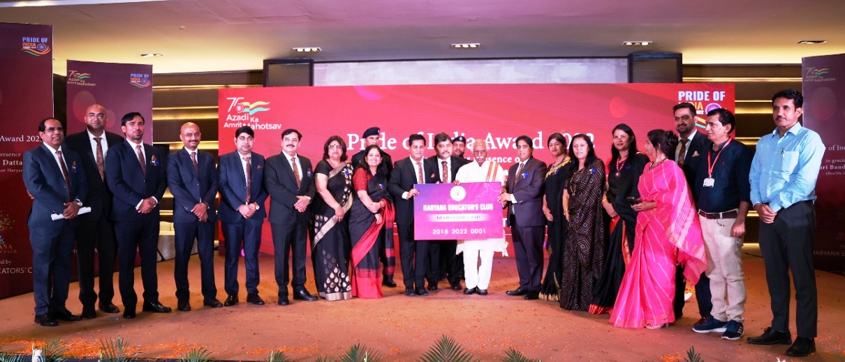 राज्यपाल श्री बंडारू दत्तात्रेय आजादी के अमृत महोत्सव की श्रृंखला में आयोजित ‘‘प्राइड ऑफ इण्डिया अवार्ड -2022‘‘ के कार्यक्रम में शिक्षाविदों को सम्मानित करते हुए