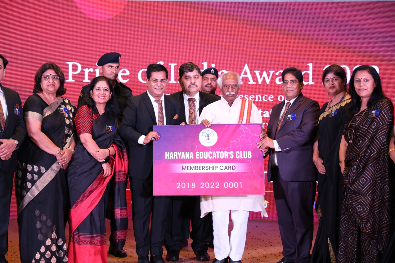 राज्यपाल श्री बंडारू दत्तात्रेय आजादी के अमृत महोत्सव की श्रृंखला में आयोजित ‘‘प्राइड ऑफ इण्डिया अवार्ड -2022‘‘ के कार्यक्रम में शिक्षाविदों को सम्मानित करते हुए