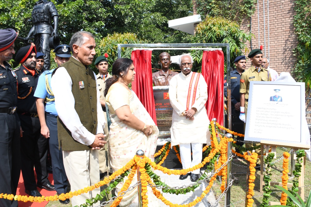 राज्यपाल श्री बंडारू दत्तात्रेय स्थानीय सेंट जॉन्स हाई स्कूल में शहीद मेजर अनुज राजपूत की प्रतिमा का अनावरण किया। साथ में है शहीद मेजर अनुज की माता श्रीमती उषा व