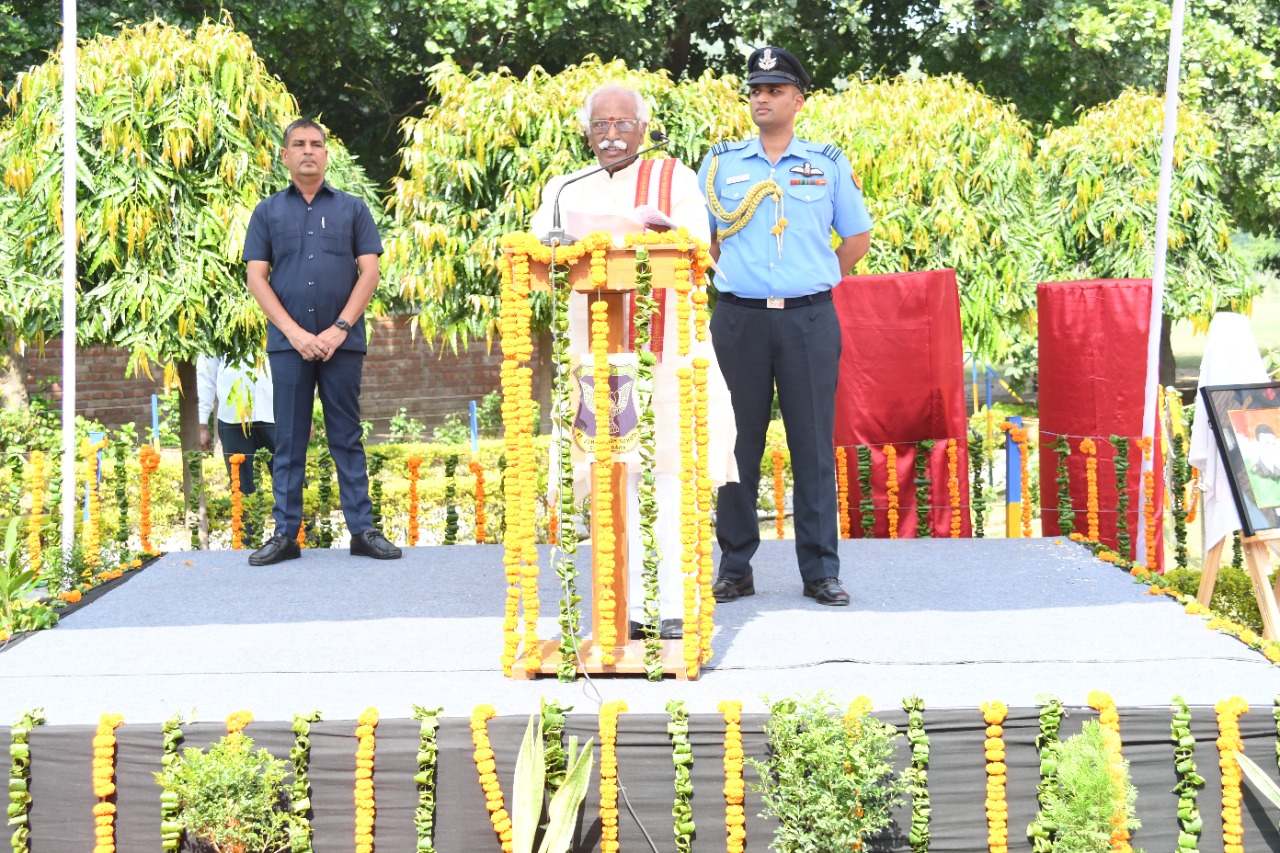 राज्यपाल श्री बंडारू दत्तात्रेय स्थानीय सेंट जॉन्स हाई स्कूल में शहीद मेजर अनुज राजपूत की प्रतिमा अनावरण अवसर