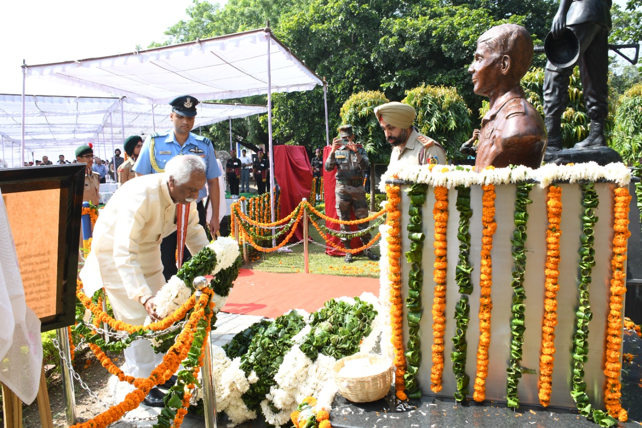 राज्यपाल श्री बंडारू दत्तात्रेय स्थानीय सेंट जॉन्स हाई स्कूल में अनावरण अवसर पर शहीद की प्रतिमा पर रीथ चढ़ा 