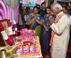 राज्यपाल श्री बंडारू दत्तात्रेय राष्ट्रीय एकता दिवस के अवसर पर सरदार वल्लभ भाई पटेल की चित्र पर पुष्प अर्पित कर नमन करते हुए