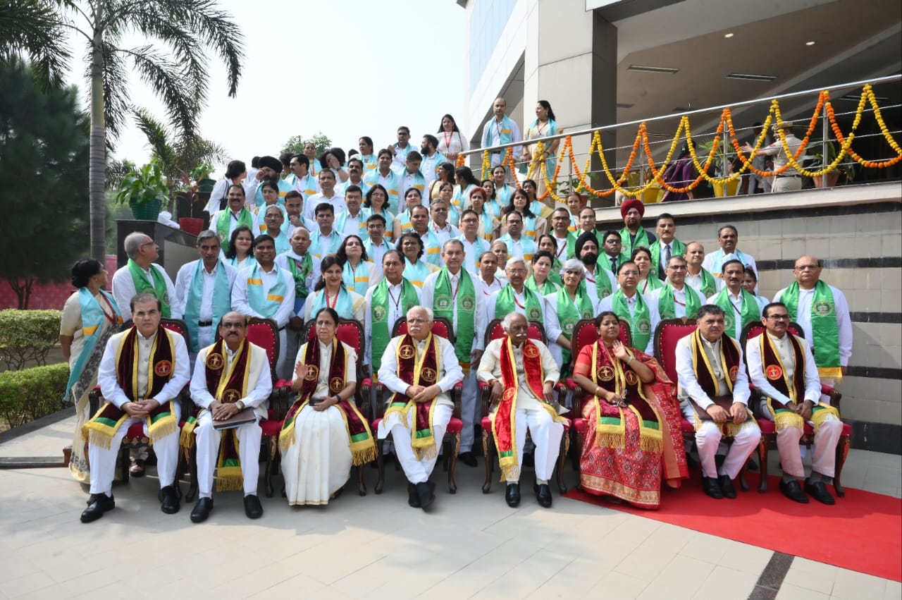 राज्यपाल श्री बंडारू दत्तात्रेय पंडित भगवत दयाल शर्मा स्वास्थ्य विज्ञान विश्वविद्यालय के दूसरे दीक्षांत समारोह में मुख्यमंत्री श्री मनोहर लाल की उपस्थिति में डिग्री प्रदान करते हुए