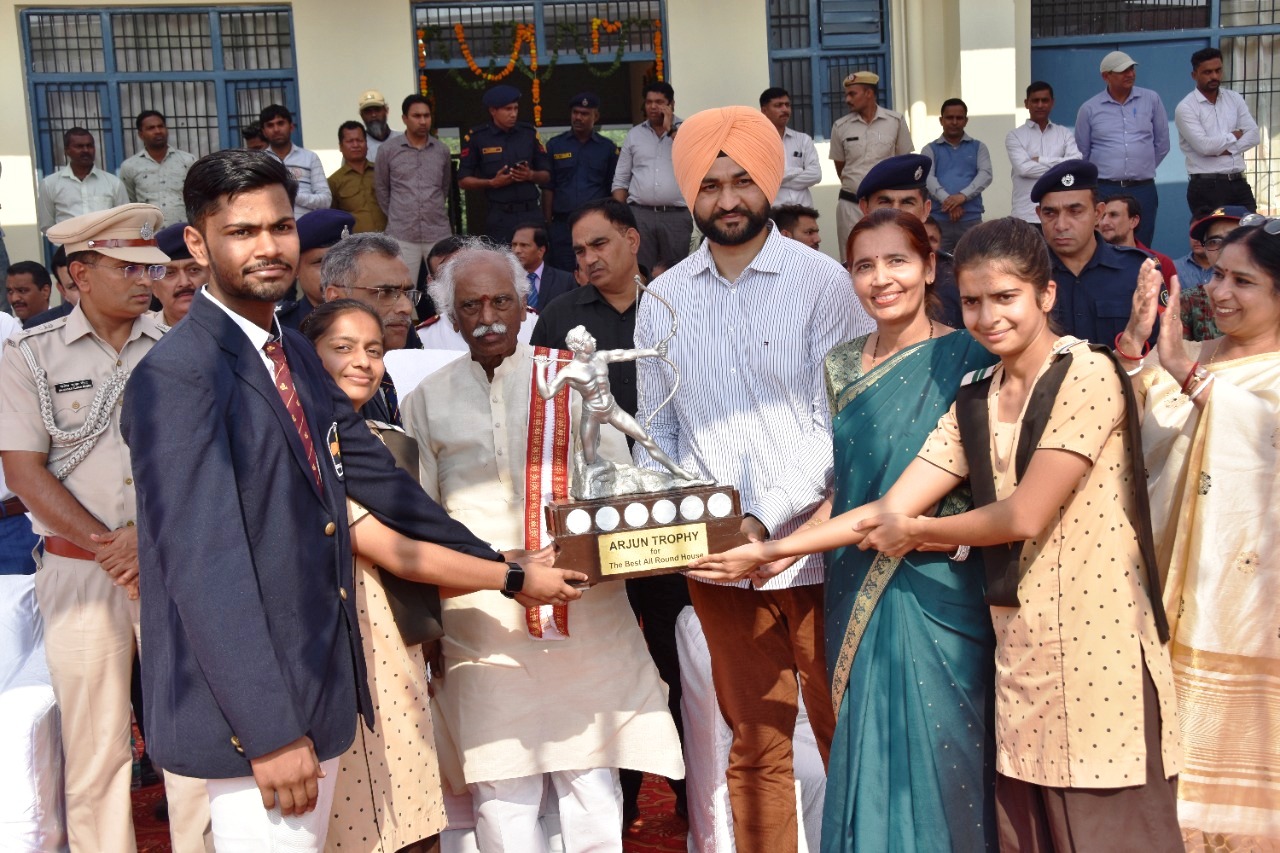 हरियाणा के खेल एंव युवा मामले राज्य मंत्री श्री संदीप सिंह मोतीलाल नेहरू खेलकूद विद्यालय, राई के स्वर्ण जयन्ती समारोह में हरियाणा के राज्यपाल श्री बंडारू दत्तात्रेय को स्मृति चिन्ह देते हुए