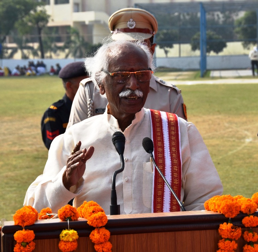 राज्यपाल श्री बंडारू दत्तात्रेय मोतीलाल नेहरू खेलकूद विद्यालय, राई के स्वर्ण जयन्ती समारोह में शिक्षकों और छात्रों को सम्बोधित करते हुए