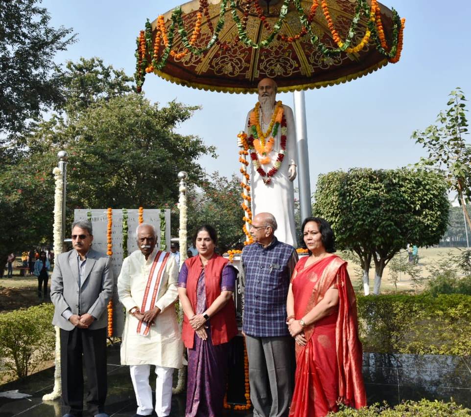 राज्यपाल श्री बंडारू दत्तात्रेय शुक्रवार को भगत फूल सिंह विश्वविद्यालय, खानपुर कलां (सोनीपत) में भगत फूल सिंह कां श्रद्धांजलि देते हुए