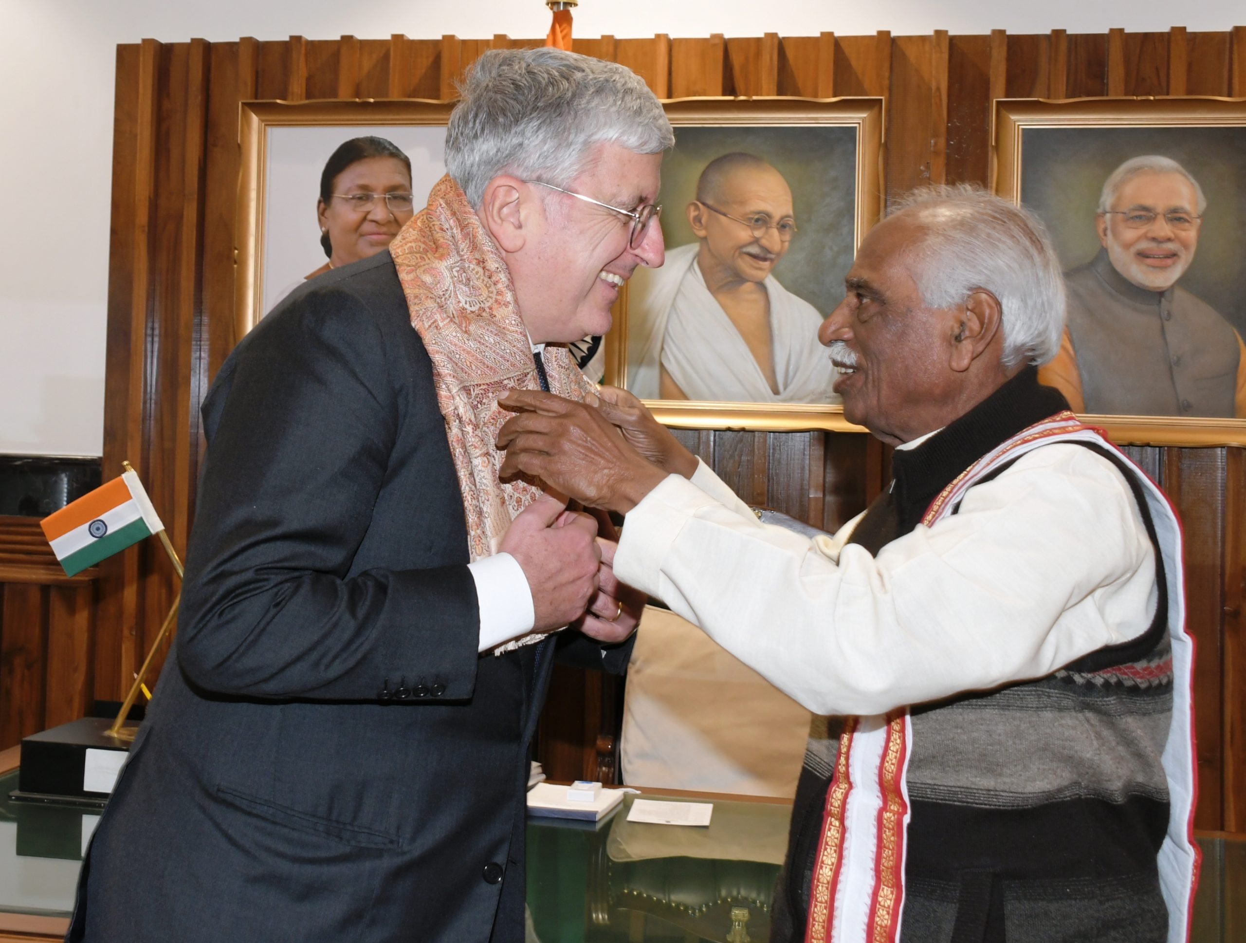 राज्यपाल श्री बंडारू दत्तात्रेय मंगलवार को राजभवन मे भारत मे इटली के राजदूत विनसेन्जो डी लुका को सम्मानित करते हुए